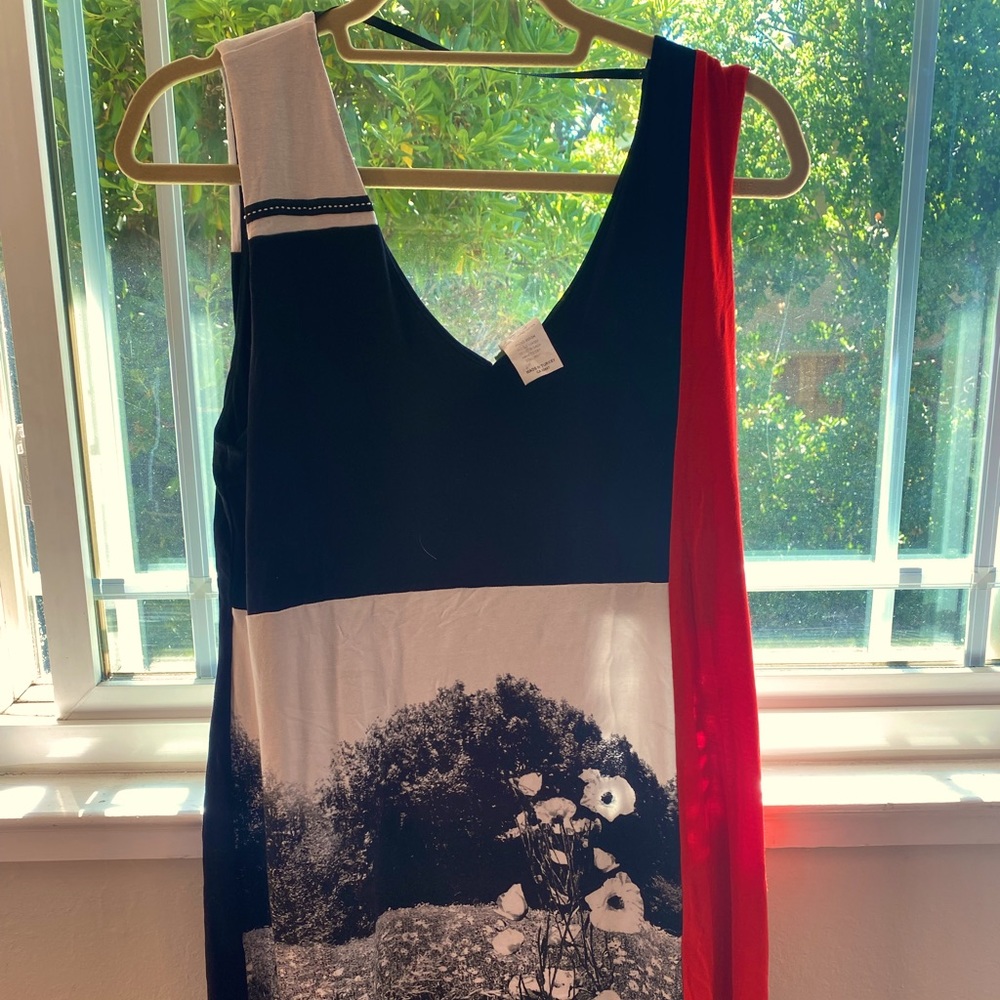 Blouse with picture of flowers in black and white